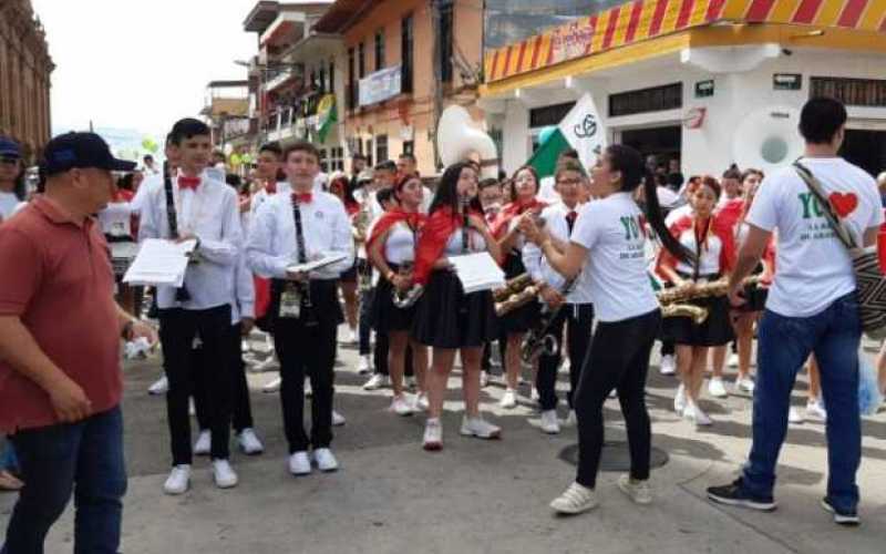 Foto | Diego Hidalgo | LA PATRIA Desfile de bandas estudiantiles en Riosucio.