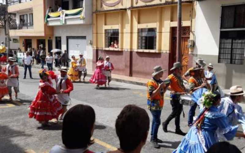 Foto | Diego Hidalgo | LA PATRIA Desfile de bandas estudiantiles en Riosucio.