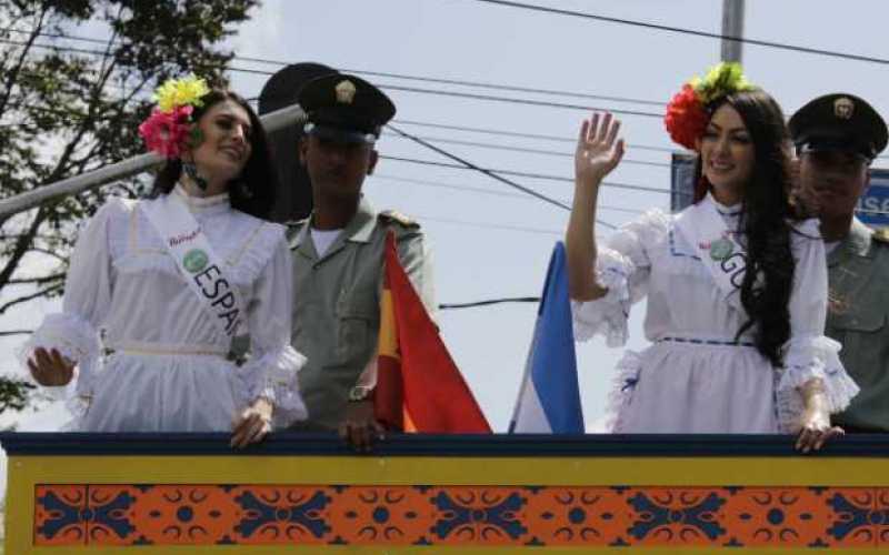 Desfile de bienvenida de las 22 candidatas al Reinado Internacional del Café edición 49