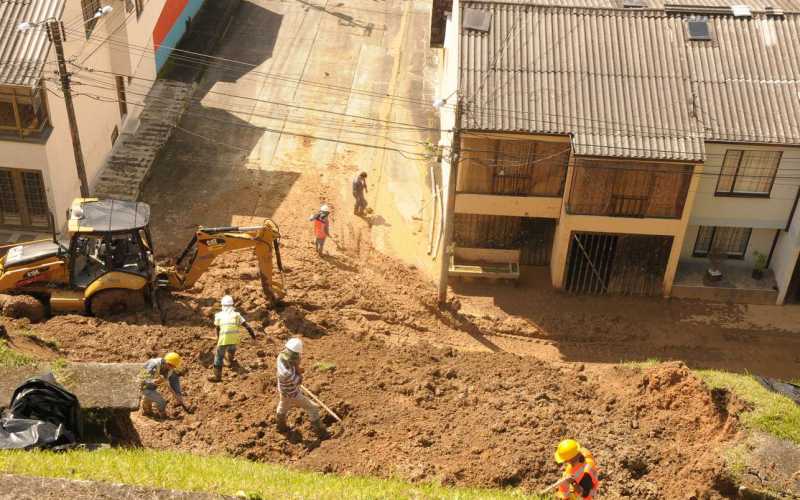 Derrumbe en el barrio Asturias que dejó sin agua a los habitantes del sector, más los de La Quinta España. 