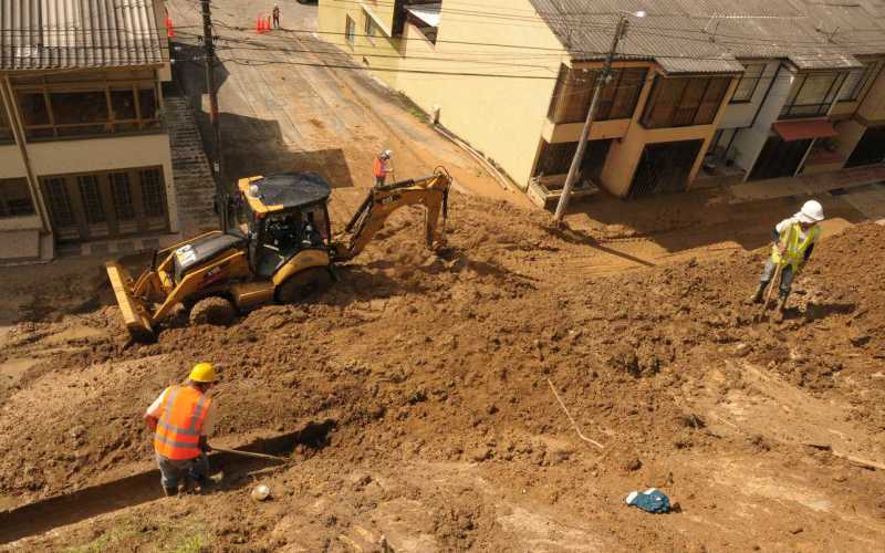 Una retroexcavadora ayudó a retirar la tierra. 