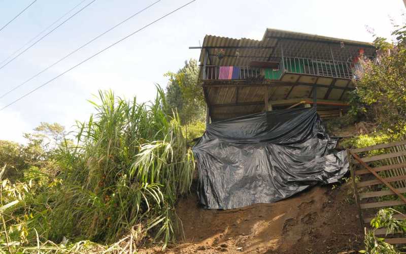 Fotos | Freddy Arango | LA PATRIA | La casa quedó prácticamente sin cimientos. 