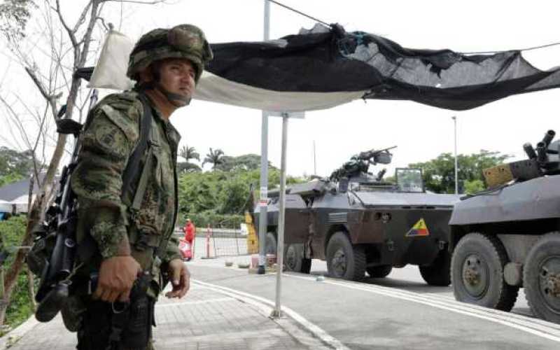 Vehículos blindados del Ejército colombiano permanecen en la entrada del puente internacional Tienditas que une a Cúcuta(Colombi