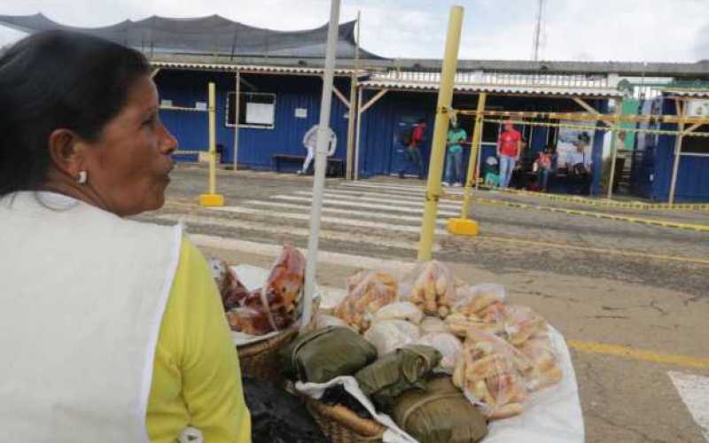 Edilma de Jesús Tapasco, vendedora de productos típicos de las comunidades indigenas, viaja todos los dias del Resguardo de la M