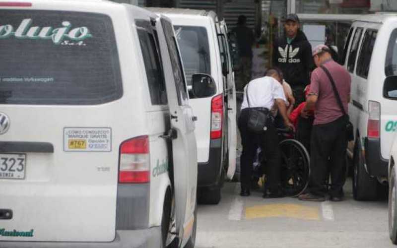El abordaje de pasajeros en Manizales a veces tiene algunas dificultades por la falta de rampas para los discapacitados.