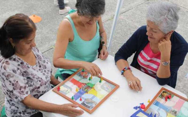 El parqués es para todas las edades. Son importantes la concentración y atención.