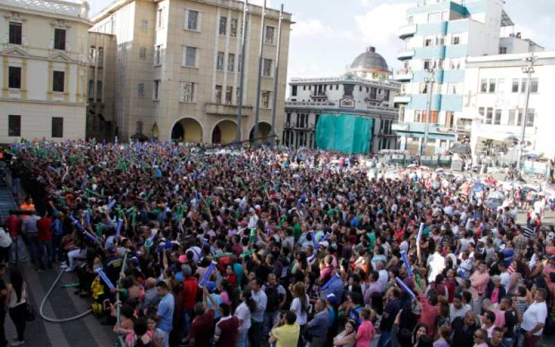Cantaron, disfrutaron y recibieron Agüita pa’ mi gente con el Show de las Estrellas en Manizales