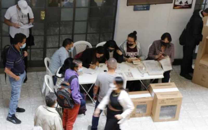 Foto | Darío Augusto Cardona | LA PATRIA Puesto de votación Edificio de la Licorera.