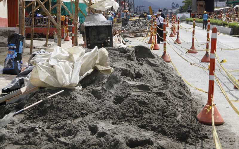 Realizan obras desde la calle 103 hasta la 98. Tramo 5  Carrera 35 entre calles 100 a 99. Contratista: Jairo Alberto Serna Giraldo  Estado: Aplican el afirmado. Falta instalar plaquetas.  80%