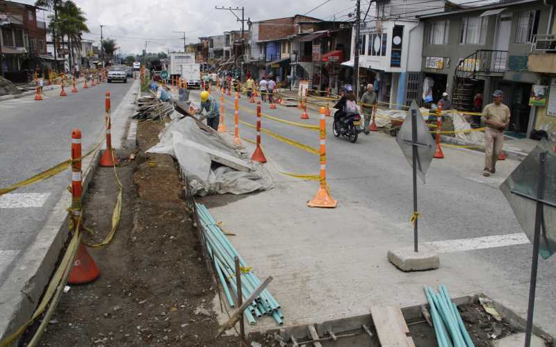  Realizan obras desde la calle 103 hasta la 98. Tramo 4  Carrera 35 entre calles 100B a 100 . Contratista: Ingeniero Élver Zapata Amaya  Estado: Instalan plaquetas y falta construir las materas para los árboles.  80%