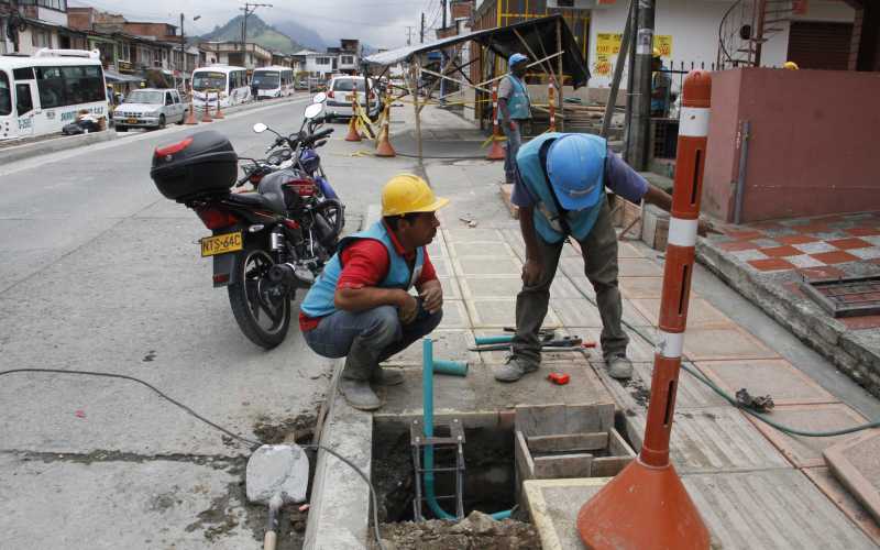 Realizan obras desde la calle 103 hasta la 98. Tramo 3  Carrera 35 entre calles 101 a 100B . Contratista: José Reinaldo Osorio  Estado: Instalan plaquetas y falta construir las materas para los árboles.  80%