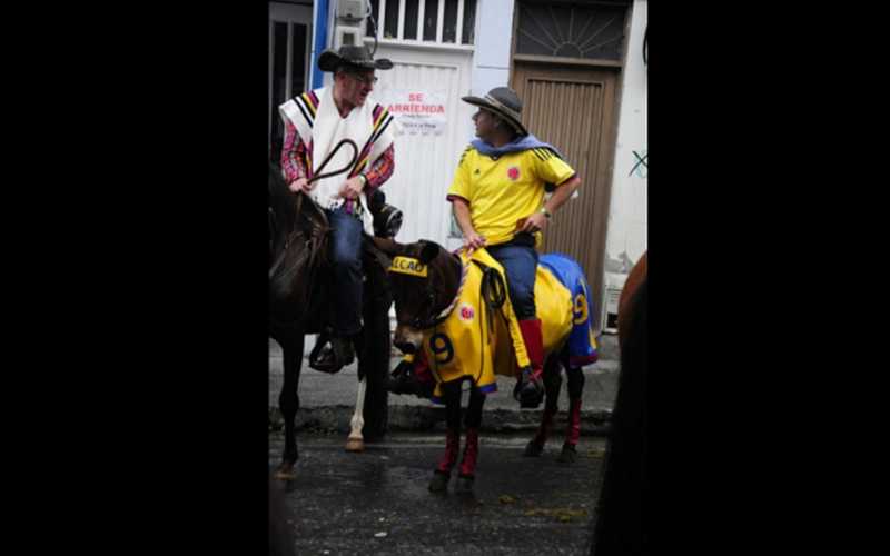 Cabalgata por los 164 años de Manizales Falcao es protagonista hasta en cuatro patas.