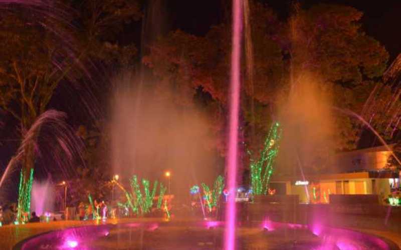 Colores que adornan las fuentes de agua en Navidad en El Parque del Agua.