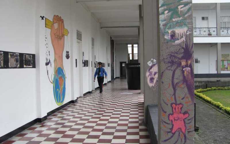 La sede Palogrande está rayada y pintada por donde se mire: sus paredes, columnas y baños. 