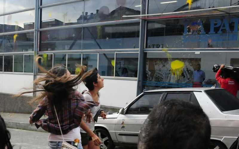 Así quedó la fachada de la sede principal del periódico. Los marchantes continuaron su recorrido hacia la Plaza de Bolívar, dond