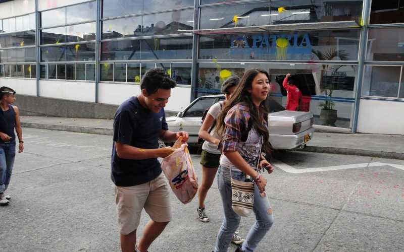 Un estudiante sacaba los huevos de una bolsa de plástico. 