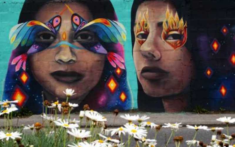 En la Avenida Paralela está un mural que muestra dos rostros de indígenas pintados por Volátil.