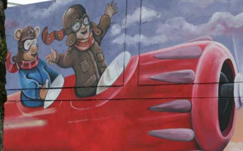 En la fachada lateral del Hospital Infantil de la Cruz Roja está el mural realizado por Felipe Chiquito.
