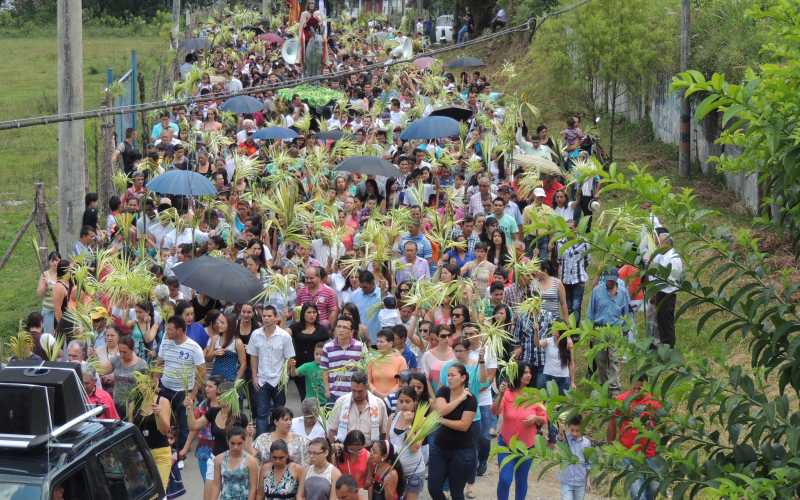 Foto | Jorge Iván Castaño | LA PATRIA La comunidad asistió a la procesión de ramos, que se realizó desde el barrio La Castellana hasta el templo San Juan Bautista.