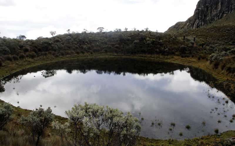 En estas dos fotografías se ve cómo estas lagunas, camino al Nevado Santa Isabel, presentan un cambio abismal en un transcurso de siete meses.