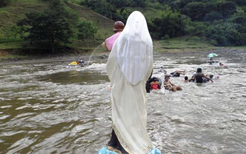 Foto|Palestina| La Virgen del Carmen encabezó el desfile acuático, junto  con sus fieles que la seguían de cerca.