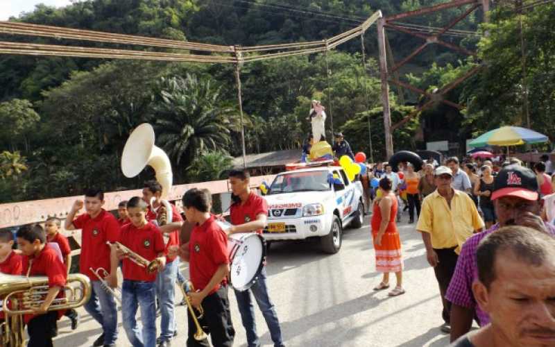 Foto|Palestina|  El recorrido con el desfile terminó en las calles de Arauca, donde cientos de personas salieron a recibir a la patrona de los choferes.