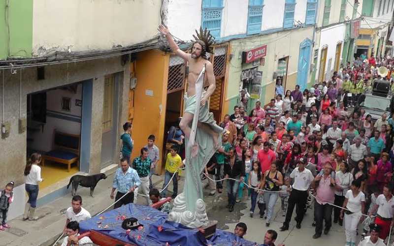 Foto | Óscar Yhony Restrepo Aguirre | LA PATRIA| Pácora:  Hasta la salida a Salamina arribaron los feligreses para participar en la procesión de Domingo de Resurreción. Los pacoreños asistieron masivamente a esta celebración, gracias al esplendoroso día, lo que generó que más creyentes acudieran a la procesión, la más concurrida de la Semana Mayor.