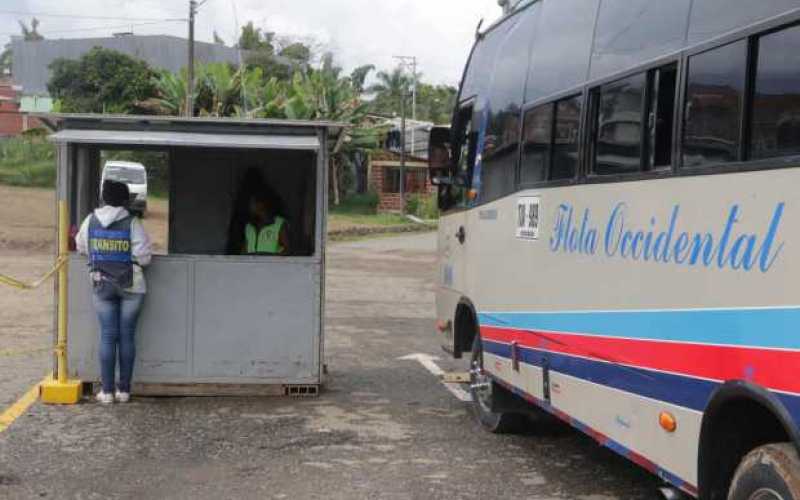 Para el funcionamiento de la Terminal se adecuó la caseta de control de los vehículos de servicio público a un lado del estadio.