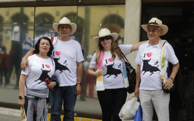 Los taurinos marcharon en el Paseíllo de la Libertad 