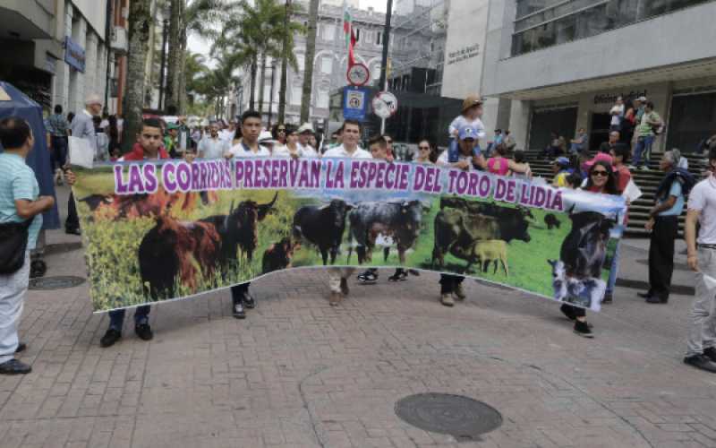 Los taurinos marcharon en el Paseíllo de la Libertad 