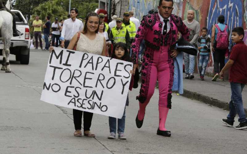 Los taurinos marcharon en el Paseíllo de la Libertad 