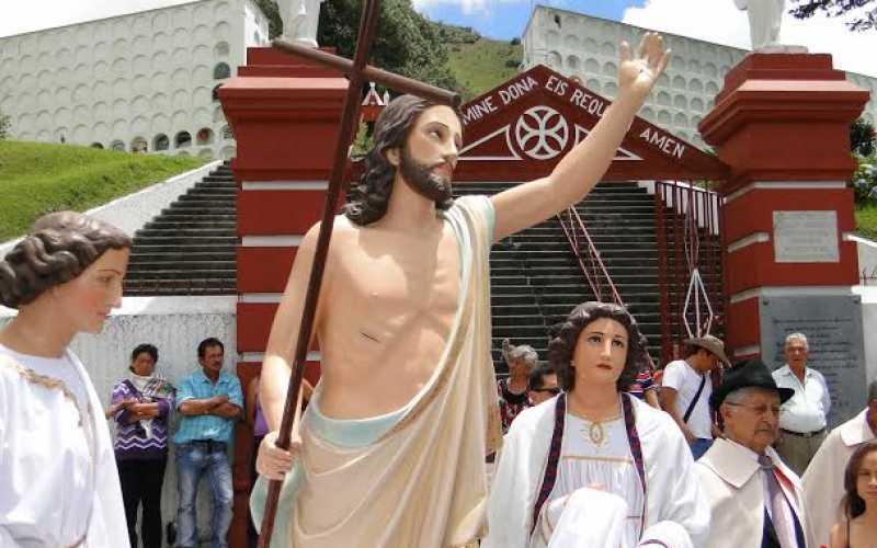 Foto| Rubén Darío López Londoño | LA PATRIA | Pensilvania:   Un soleado día acompañó a los fieles a la procesión del Resucitado que en Pensilvania estuvo muy concurrida. Partió desde el cementerio San Vicenta de Paúl, como símbolo de que Cristo Resucitó de entre los muertos, hasta el templo parroquial.