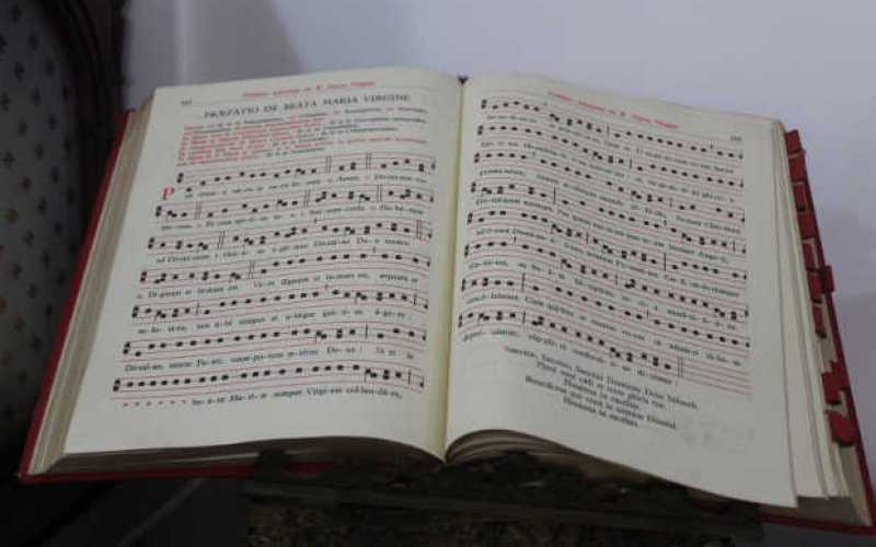 Libro de cantos pentagramado y con textos en latín. 