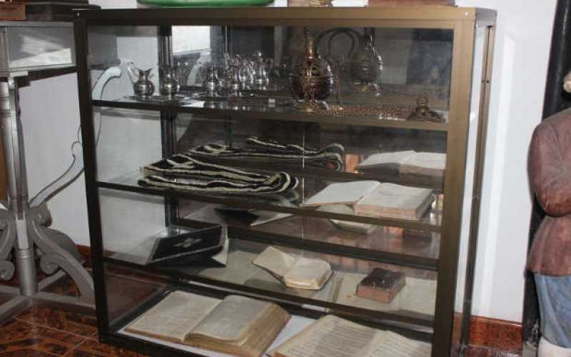 Objetos sagrados, vinajeras, ornamentos, incensario y libros que pertenecieron al Padre Daniel María López.