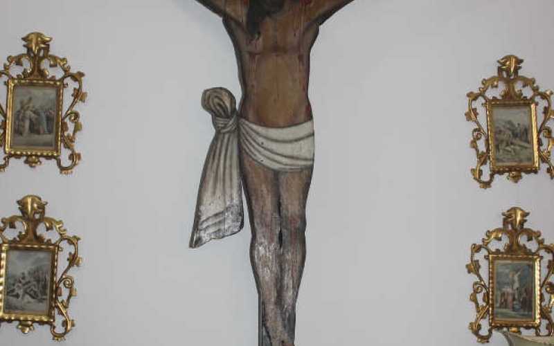 Primer Cristo. Óleo sobre madera traído por los colonizadores antioqueños en 1860.  Se reunían alrededor del Cristo en una enram