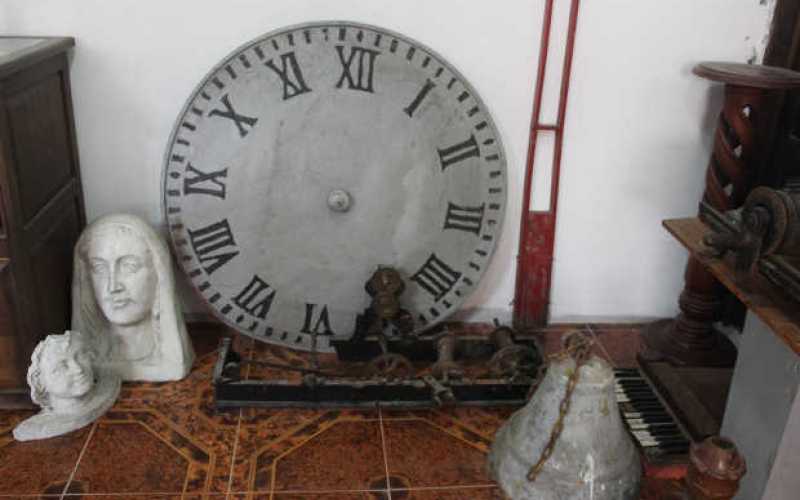 Tablero del primero reloj estuvo instalado en el templo que fue destruido por un terremoto el 30 de julio de 1962. A su lado la 