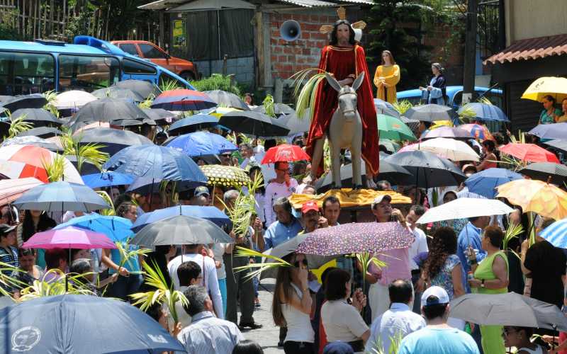 Foto | Martha Monroy | LA PATRIA El sol no se perdió la procesión de Domingo de Ramos en los municipios de Caldas. En el barrio Malabar de Manizales feligreses salieron con ramos de iraca y sombrillas para darle la bienvenida a la Semana Mayor.