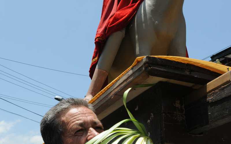Foto | Martha Monroy | LA PATRIA  Ocho personas ayudaron a cargar la imagen de Jesús a lomo de burro en la procesión del barrio Malabar de Manizales.