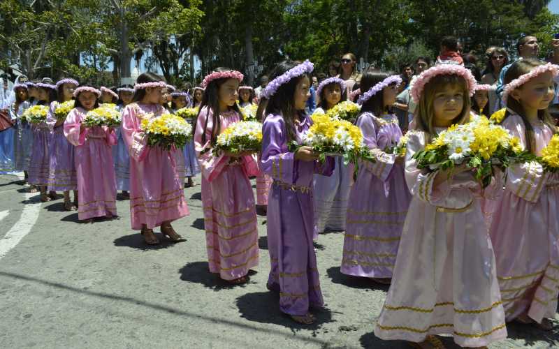 Foto | Luis Fernando Rodríguez | LA PATRIA En Salamina llevaron ofrendas florales en la procesión en remplazo de la palma de cera.