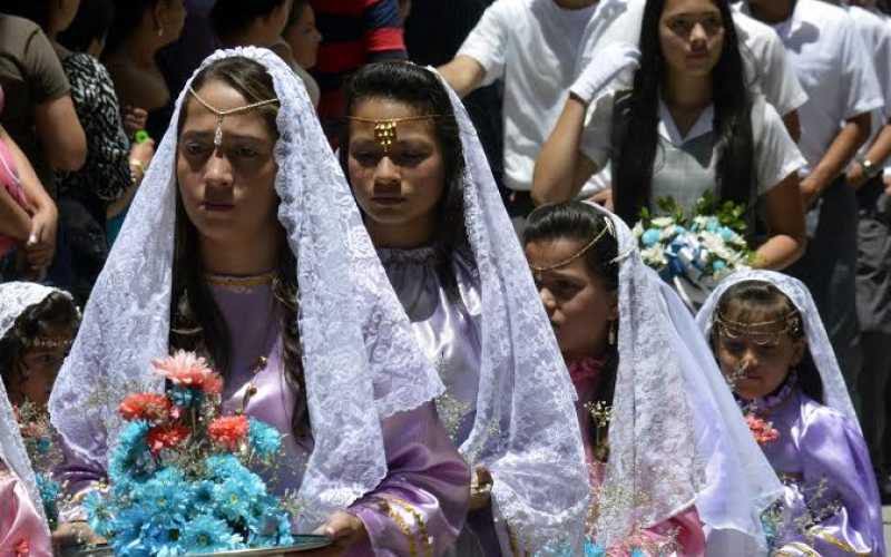 Estudiantes de los colegios del municipio participaron de la procesión del Domingo de Resurrección. 