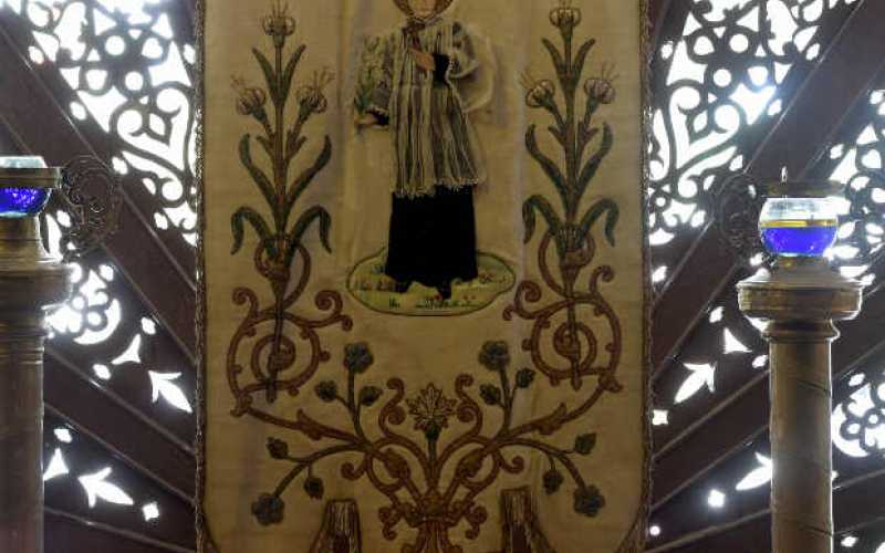 Estandarte bordado traído de España, que representa a San Luis Gonzaga, patrono de los jóvenes.