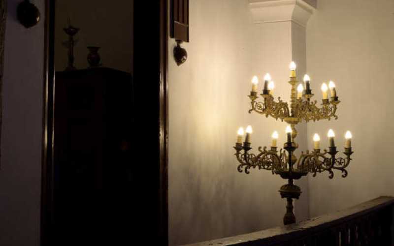 Un lampadario eléctrico, de fabricación nacional, que llegó a Salamina junto con los vitrales de La Basílica Menor.