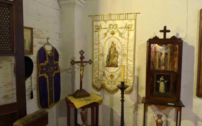 Cristo y retablo quiteños, vestimentas sacerdotales del siglo pasado y un estandarte bordado por las hermanas de la Presentación