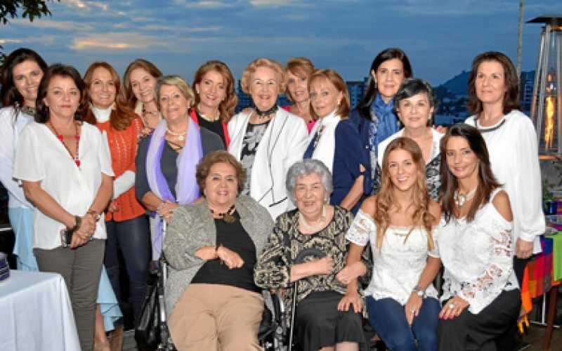 Cecilia Restrepo de Botero, Cecilia Jaramillo de Jaramillo, María José García Suárez y Claudia Villegas Hauss. De pie: Clemencia