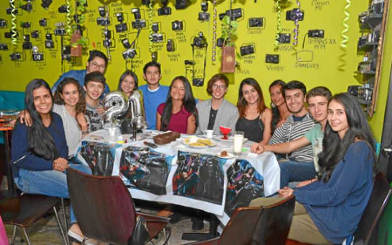 Luisa María Gallego aparece en compañía de sus amigos.