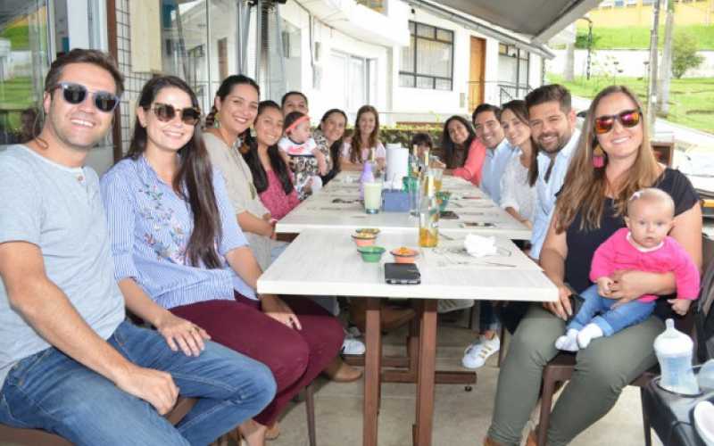 Asistentes al encuentro de compañeras de colegio.