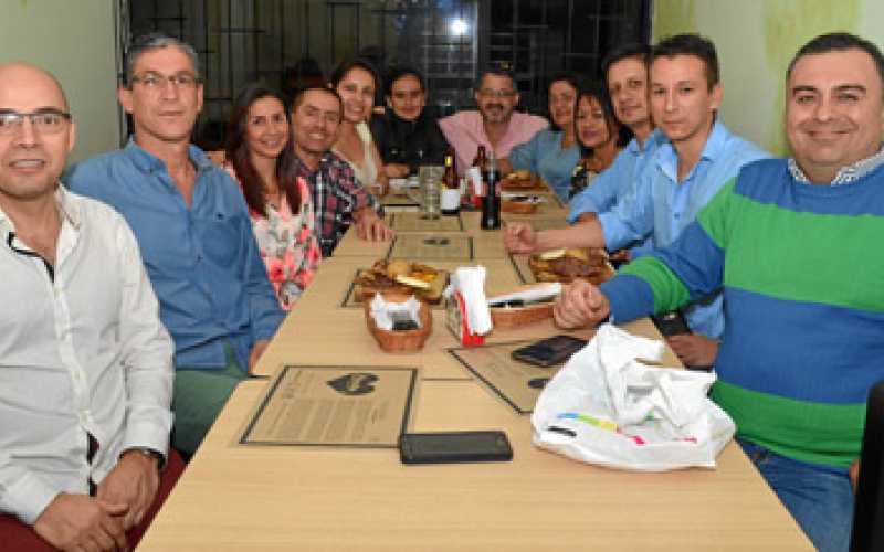 Foto | José Fernando Tangarife | LA PATRIA Asistentes a la comida de despedida.