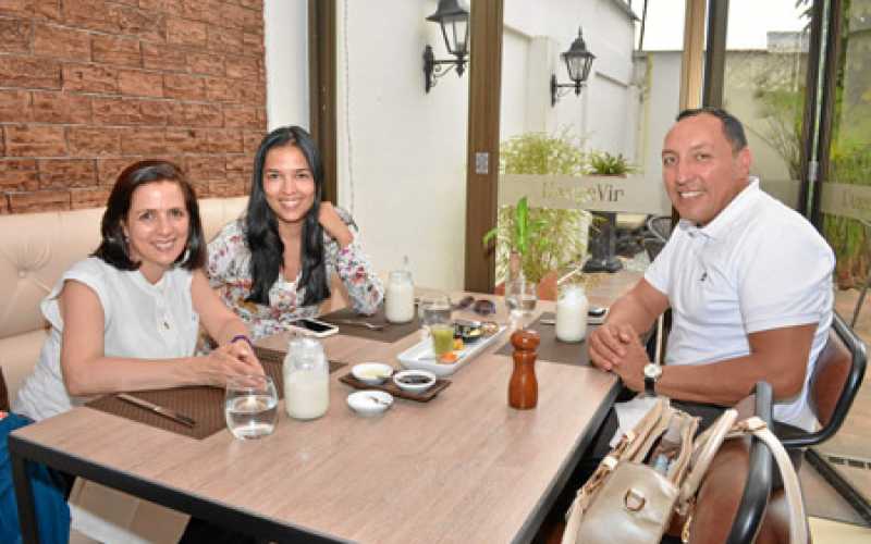 María Leonor Restrepo Echeverri, Yenny Andrea Betancourt y Giovanni Hernández.