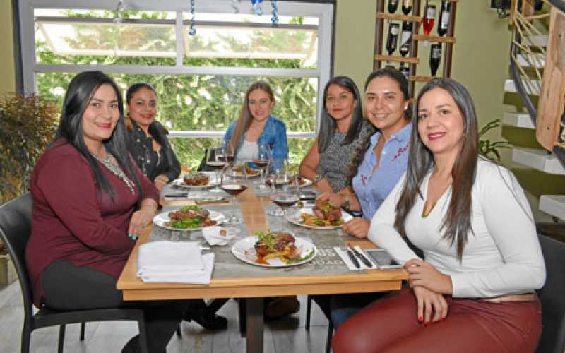 Jackelin García, Luisa Fernanda Sierra, Julieth Suárez, Sandra Martínez, Lina Gutiérrez y Lorena Escobar. 