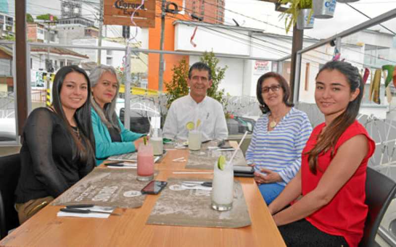 Carolina Salgado Yepes, Clemencia Yepes Bernal, Roberto Salgado Alvarán, Isabel Salgado y Vanessa Salgado Yepes.